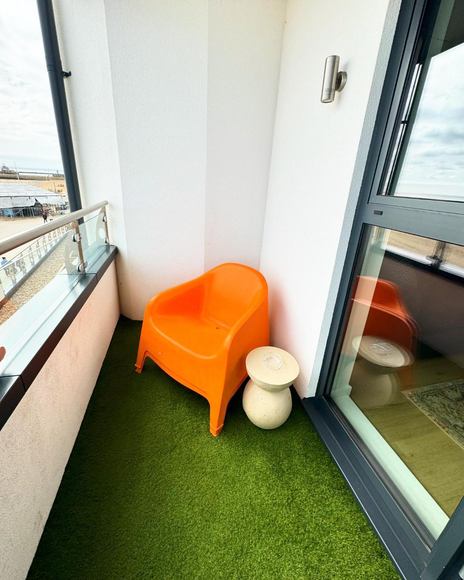Stunning Beach Front Apartment With Sea Views, Free Parking & Balcony Ramsgate Luaran gambar