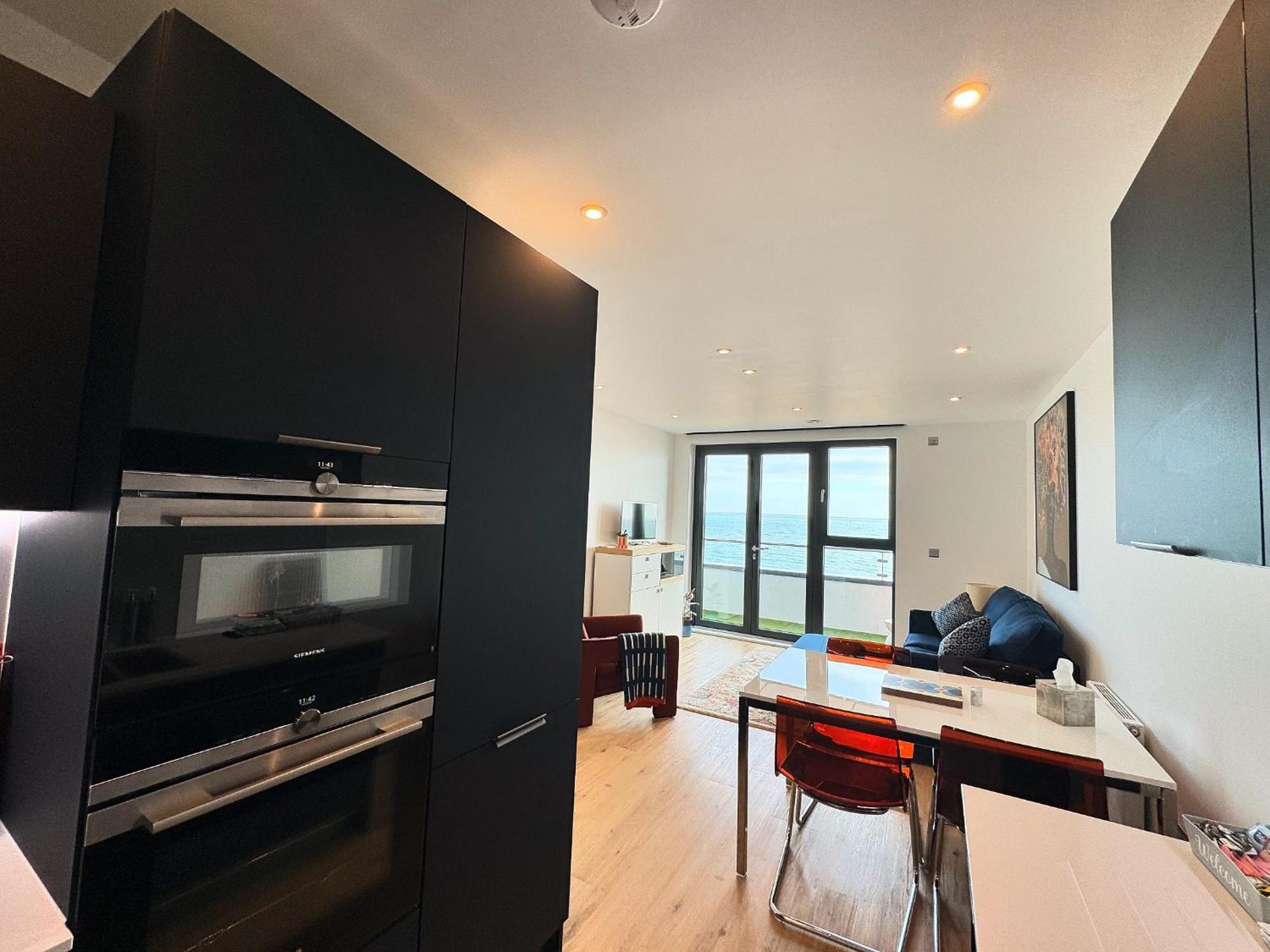 Stunning Beach Front Apartment With Sea Views, Free Parking & Balcony Ramsgate Luaran gambar
