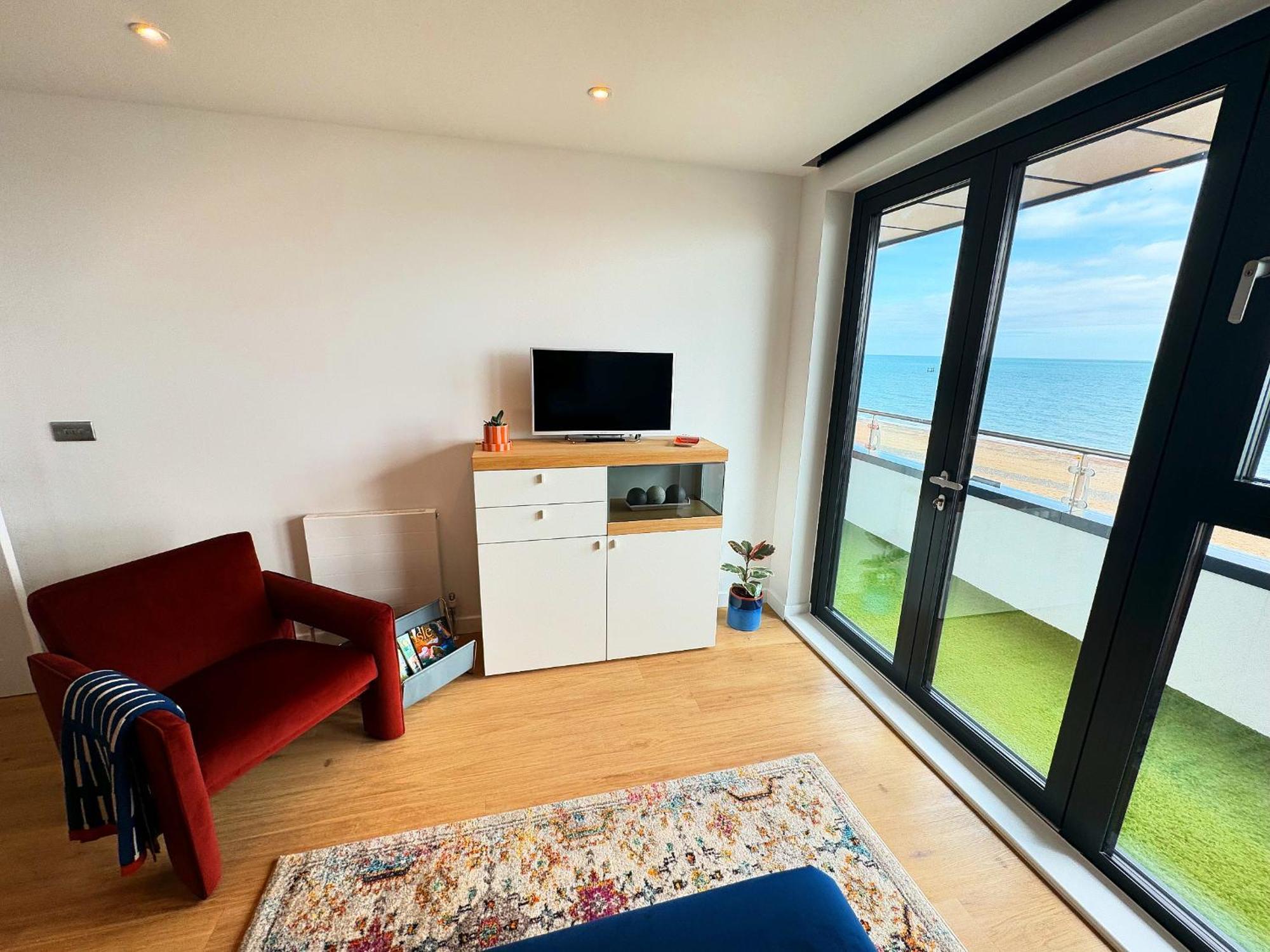 Stunning Beach Front Apartment With Sea Views, Free Parking & Balcony Ramsgate Luaran gambar